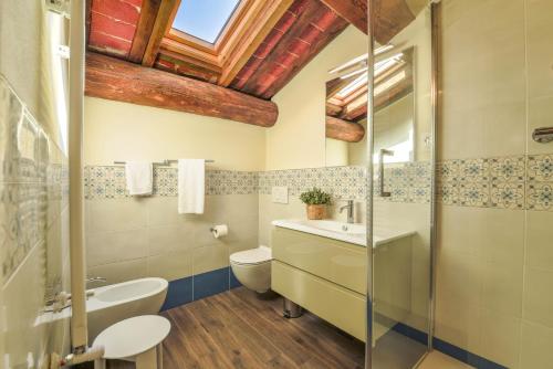 アレッツォにあるCasa Mencoのバスルーム(洗面台、トイレ、シャワー付)