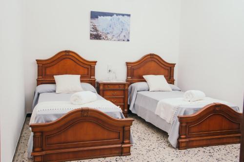 dos camas sentadas una al lado de la otra en un dormitorio en Pou de s'Alou, en Sineu