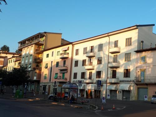 un edificio blanco con balcones en el lateral de una calle en Albergo Italia di Nardi Renzo & C Snc, en Poggibonsi