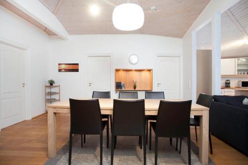uma sala de jantar com mesa e cadeiras em Odinn Reykjavik Skolavordustigur Apartments em Reykjavík