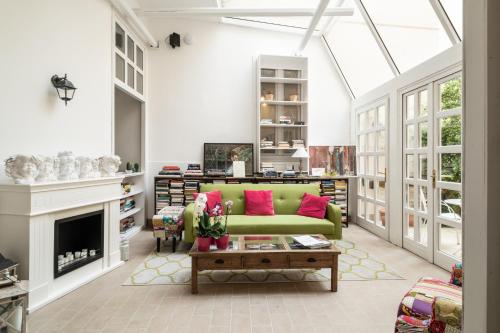 a living room with a green couch and a fireplace at Cas'E Charming House in Caserta