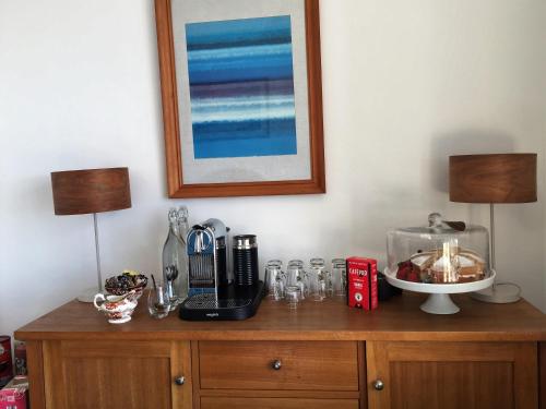 Příslušenství pro přípravu čaje a kávy v ubytování Invercloy Guest House