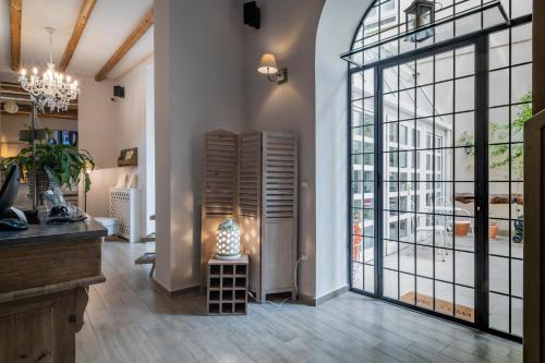 a room with a large window and a table with a vase at Cas'E Charming House in Caserta