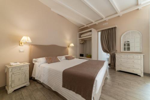 um quarto com uma cama grande e mobiliário branco em Cas'E Charming House em Caserta