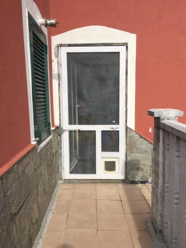 an open door to a building with a window at La Casa di Zoe in Uscio