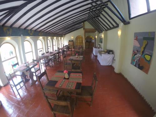 una vista aérea de un restaurante con mesas y sillas en Luna Rumi Hotel-Lodge Urubamba, en Urubamba