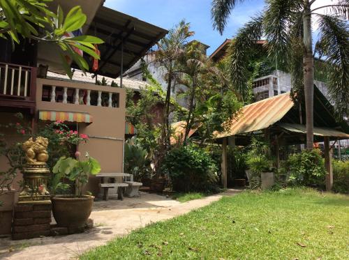 Κήπος έξω από το Orchid Guest House