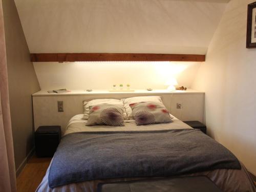 セヴリエにあるA 100m du Lac d'Annecyのベッドルーム1室(枕2つ付)