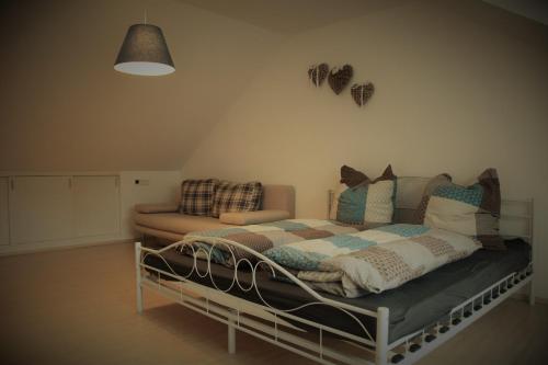um quarto com uma cama e um sofá em Lichtenau - Bertholdes Traum em Lichtenau