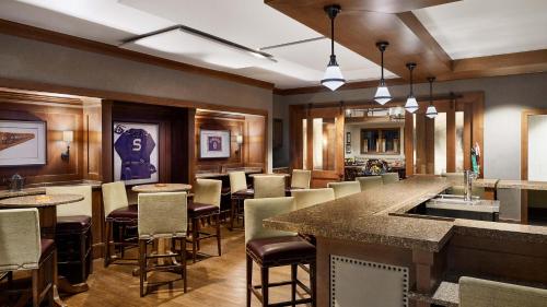 Un restaurante u otro lugar para comer en The Sewanee Inn