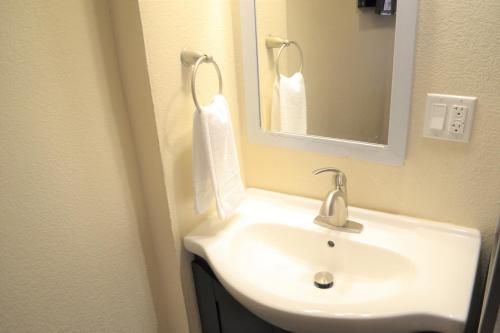 y baño con lavabo blanco y espejo. en Inn on Folsom, en San Francisco
