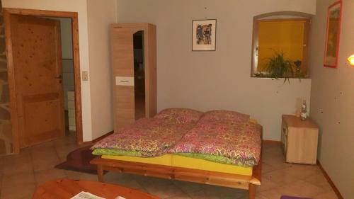 a bedroom with a bed in a room at Ferienwohnung Hammelburg in Hammelburg