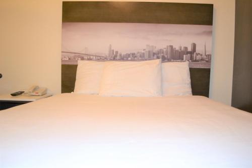 Un pat sau paturi într-o cameră la Inn on Folsom