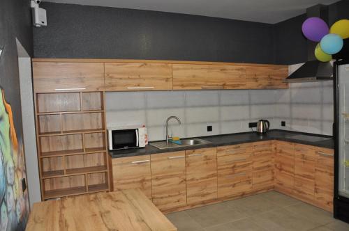 Dapur atau dapur kecil di FULL HOUSE capsule hostel