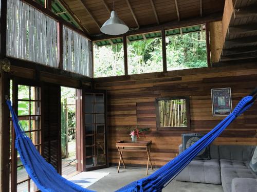 Zimmer mit Hängematte in einem Haus in der Unterkunft Pousada Rainforest House - Ilha Grande in Abraão