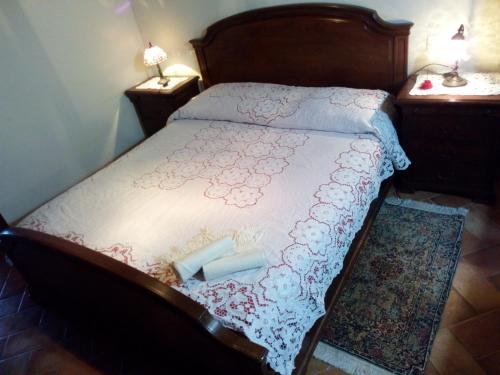 un letto in una camera da letto con due comodini e due lampade di La Belle Maison a Siena