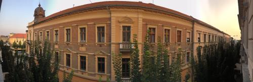 un grande edificio in mattoni con una torre dell'orologio in cima di GOODMOOD Apartment a Debrecen