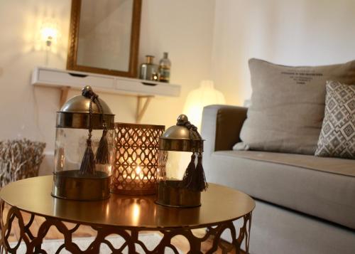 - un salon avec une table et un canapé dans l'établissement La Maison Au Bois Dormant, à Barraux