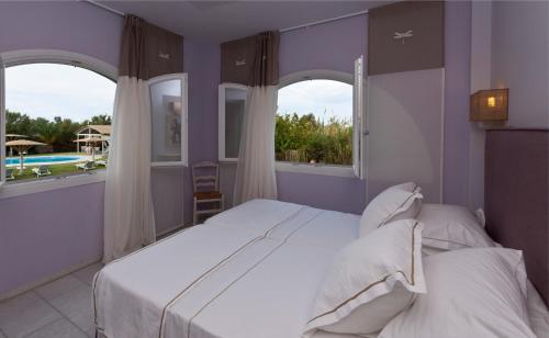 Ammos Naxos Exclusive Apartments & Studios tesisinde bir odada yatak veya yataklar