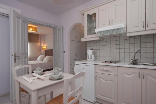 Ammos Naxos Exclusive Apartments & Studios tesisinde mutfak veya mini mutfak