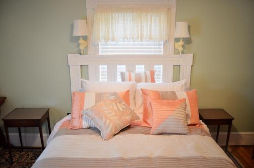 een slaapkamer met een bed met kussens en een raam bij Hawksbill House - (Adults Only) in Luray