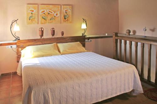 アルクーディアにあるCantóのベッドルーム1室(ベッド1台、壁にランプ2つ付)