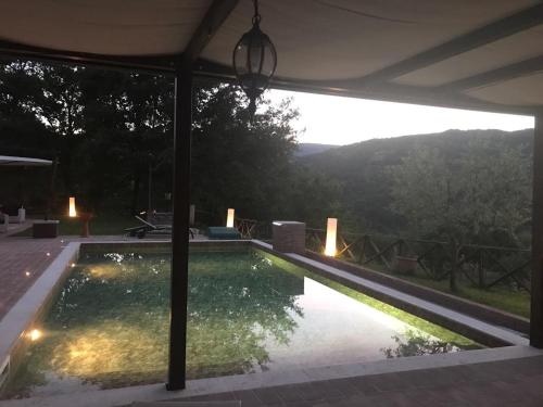 a swimming pool in a house with a view at Villa valtopina in Valtopina
