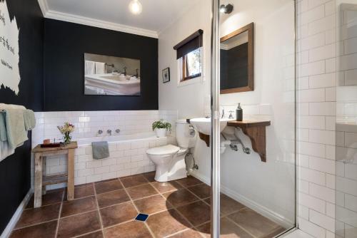 een badkamer met een toilet, een wastafel en een douche bij Old Chilli Daylesford in Daylesford
