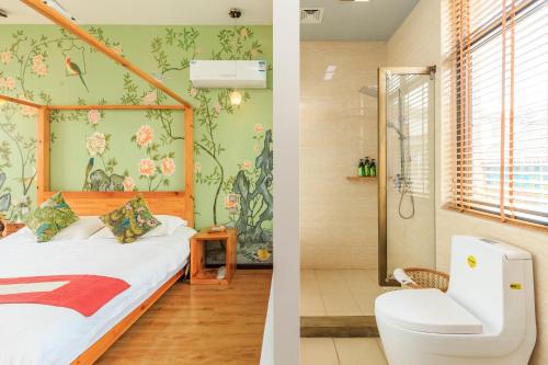 大理Dali Buxianshan Boutique Guesthouse-in Dali ancient city,near three pag odas and erhai lake,provide tour guide service and local experience的卧室两张照片,配有一张床和淋浴