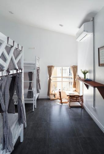 Postel nebo postele na pokoji v ubytování Krodyle Mindfulness House