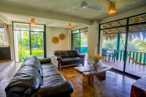 Ruang duduk di Bungalows Oasis