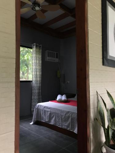 Postel nebo postele na pokoji v ubytování Laguna Loft Camiguin