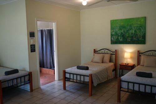 Cama ou camas em um quarto em Point Stuart Wilderness Lodge