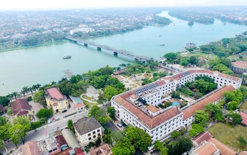 een luchtzicht op de rivier en de gebouwen bij Saigon Morin Hotel in Hue