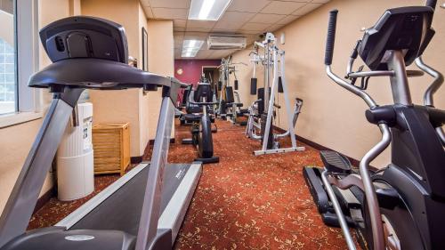 a gym with rows of treadmills and exercise bikes at Best Western Plus Caldwell Inn & Suites in Caldwell