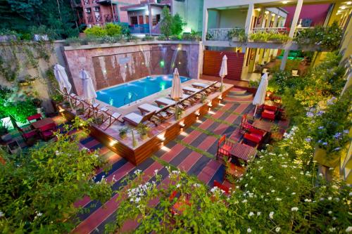 an overhead view of a patio with a swimming pool at Hotel Jardin De Iguazu in Puerto Iguazú