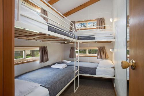 Двухъярусная кровать или двухъярусные кровати в номере Lake Hamilton Motor Village and Caravan Park