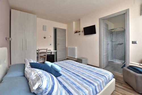 PoggiridentiにあるCuoremattoのベッドルーム(青い枕のベッド1台付)