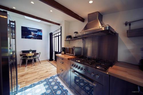 Il comprend une cuisine équipée d'une cuisinière et d'une salle à manger. dans l'établissement Gite bord de Marne Paris, à Bry-sur-Marne