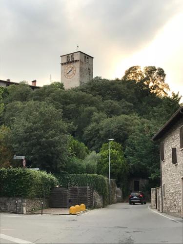 a clock tower sitting on top of a hill at La casa di Edone in Monzambano