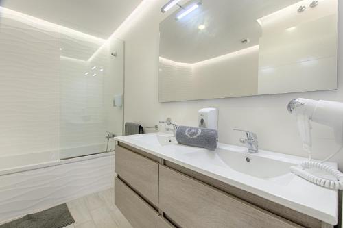 Kúpeľňa v ubytovaní MA APARTMENTS - OCEAN GARDEN - PLAYA PARAISO - 2 Bedrooms, 2 Bathrooms, Big Terrace