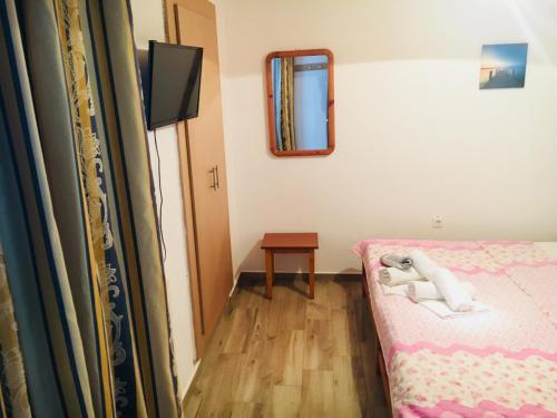 
Un pat sau paturi într-o cameră la AVRA Apartments
