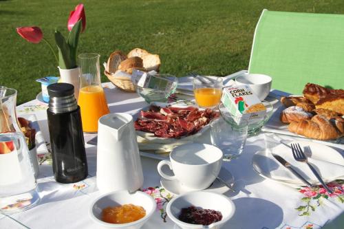 a picnic table with a plate of food on it at Mas Vilosa Bed and Breakfast in Corsá