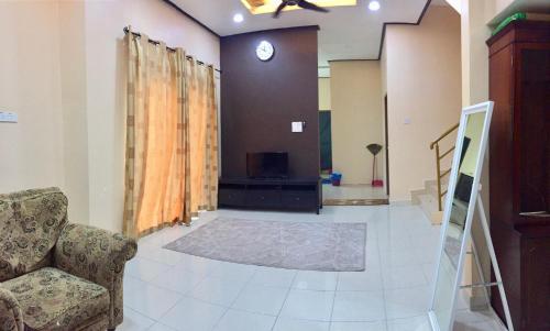 A television and/or entertainment centre at Lily Homestay @ Kangar, Perlis