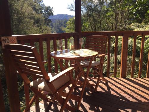 En balkong eller terrasse på Kanuka Ridge Lodge