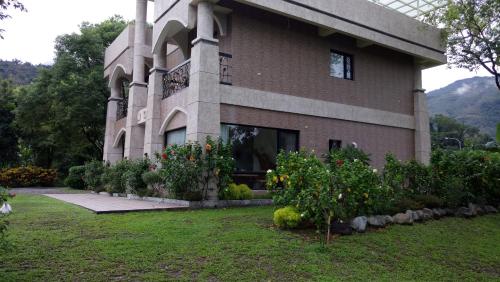 a building with a garden in front of it at One Taitung in Yanping