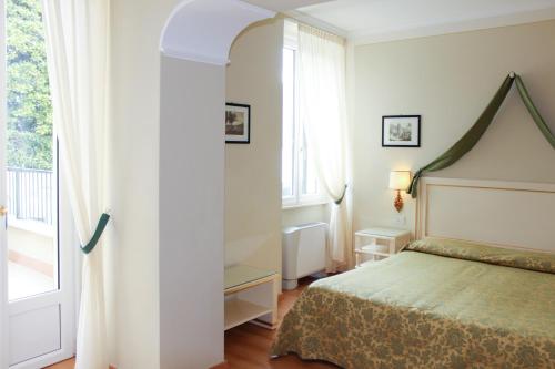 Villa La Mirabella tesisinde bir odada yatak veya yataklar