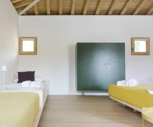 a bedroom with a bed and a desk at Agriturismo La Derta in Bellagio