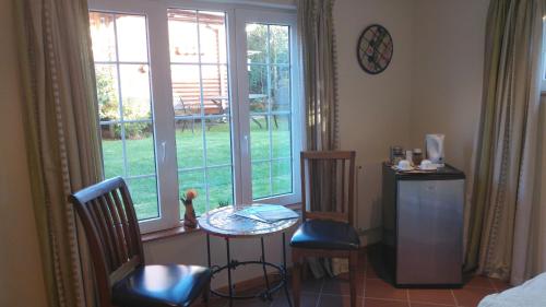 a room with a table and two chairs and a window at House of Art in Haenertsburg