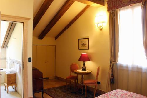Postel nebo postele na pokoji v ubytování Albergo delle Drapperie